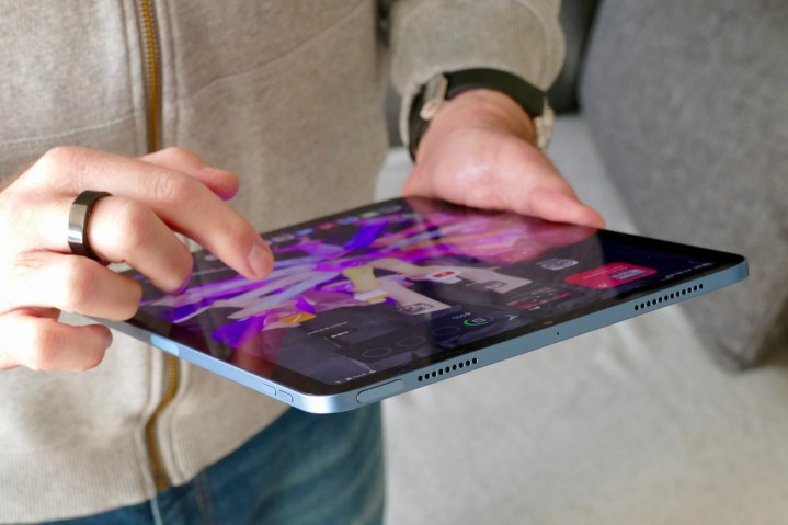 Usando el iPad Air 5 de Apple.