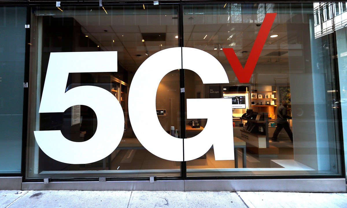 Verizon store front displays the 5G network in NYC.