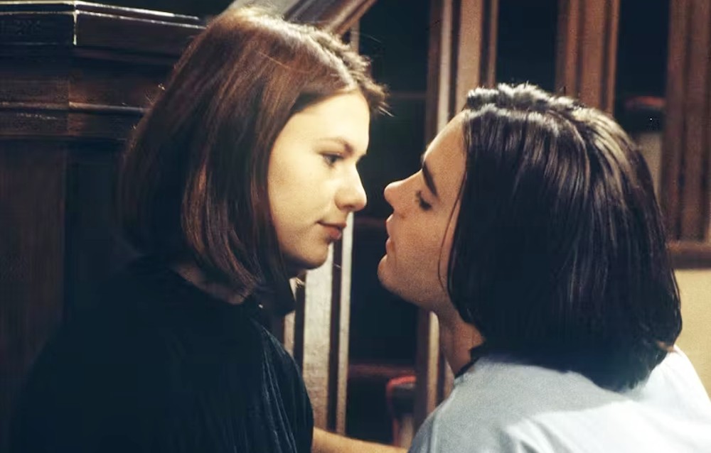 Un adolescente está a punto de besar a una chica en Mi supuesta vida.
