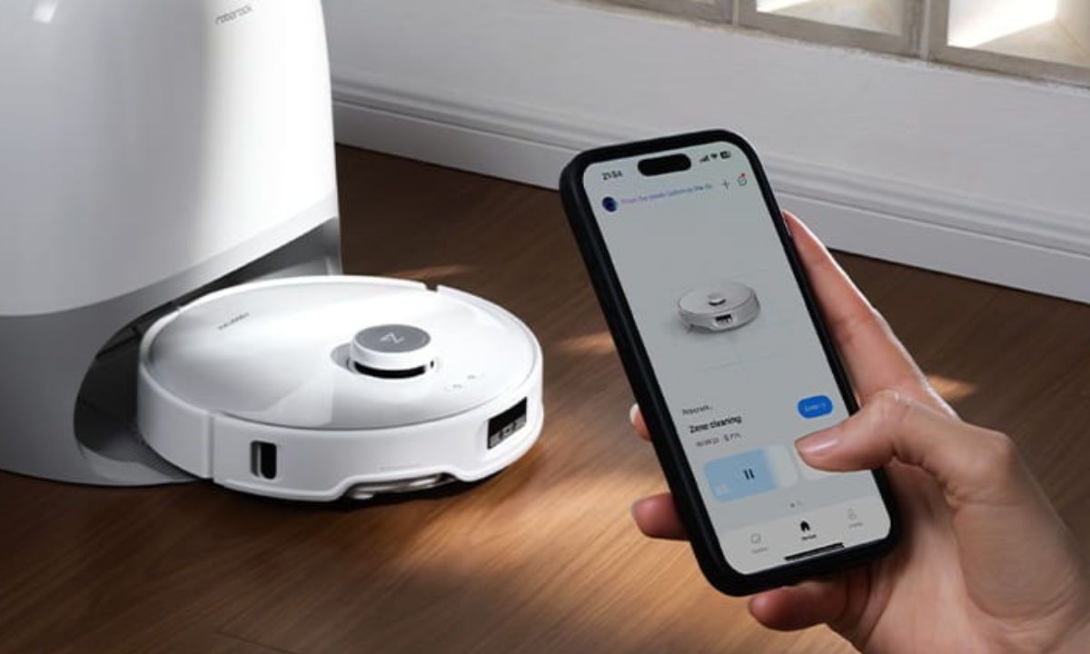 The Qrevo Curv and its mobile app.