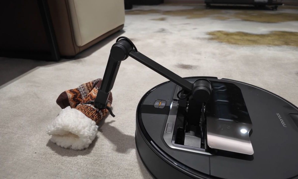 The Saros Z70 picking up a sock.