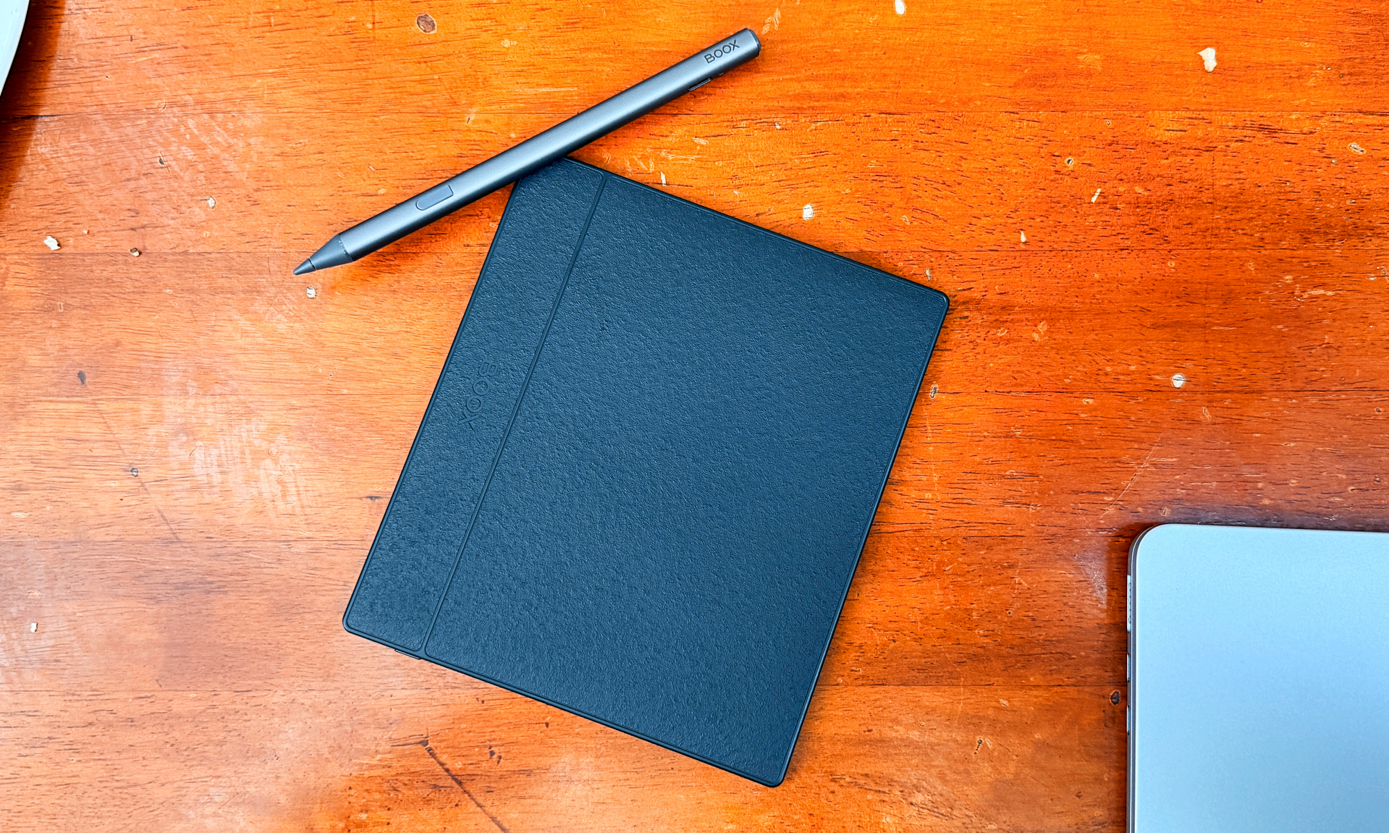 Stylus atop the Boox Go 7 E Ink tablet.